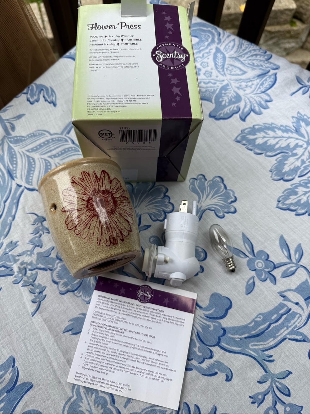 SCENTSY EUC FLOWER PRESS NIGHT LIGHT SCENTSY WARMER PLUG IN
